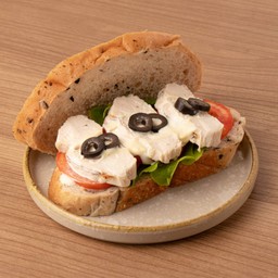 แซนวิชไก่ย่างกับขนมปังมะกอก