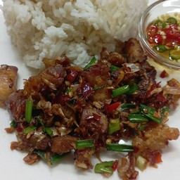 หมูกรอบผัดพริกเกลือราดข้าว