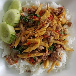 ผัดกะเพราหรือผัดผัดหริกแกง หมูหรือไก่หน่อไม้จืดราดข้าว(โปรดระบุ)