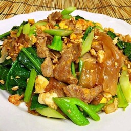 เส้นใหญ่ผัดซีอิ๊ว