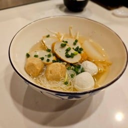 ก๋วยเตี๋ยวน้ำใสลูกชิ้นปลา