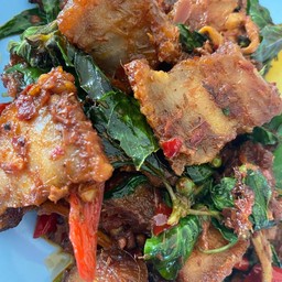 ผัดพริกแกงหมูกรอบ