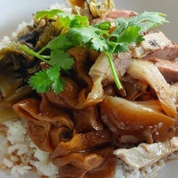 ข้าวขาหมูปนไส้หมูพะโล้
