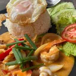 ผัดผงกะหรี่ราดข้าว