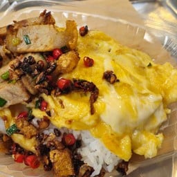 ข้าวไข่ข้น หมูกรอบคั่วพริกเกลือ อร่อยเข้ากัน
