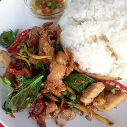 หมูกรอบผัดฉ่าราดข้าว