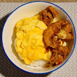 ข้าวราดสามชั้นคั่วพริกเกลือไข่ข้น