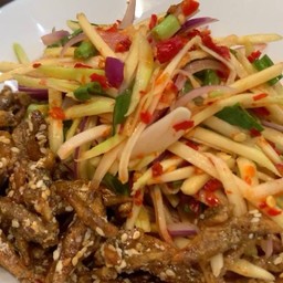 ยำมะม่วงปลากรอบ