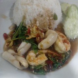 ข้าวราดกะเพราทะเล