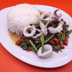 ผัดผักบุ้งปลาหมึก