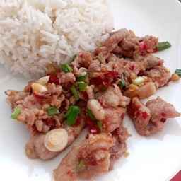ผัดพริกเกลือหมูชิ้นราดข้าว