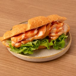 ครัวซองต์โฮลวีตกับไก่บาร์บีคิวรมควัน