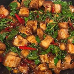 กะเพราหมูกรอบ(เป็นกับข้าว)