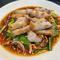 ยำหมูกรอบ