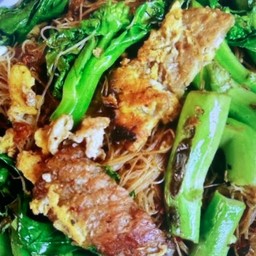 ผัดซีอิ้วเส้นหมี่หมูสามชั้นสไลด์