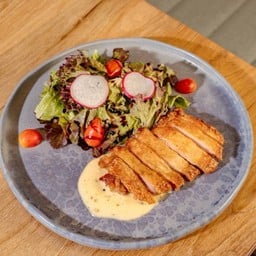 Crispy Grilled Chicken Salad สลัดสะโพกไก่ย่างหนังกรอบ