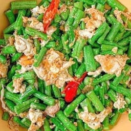 ข้าวราดถั่วฝักยาวผัดไข่