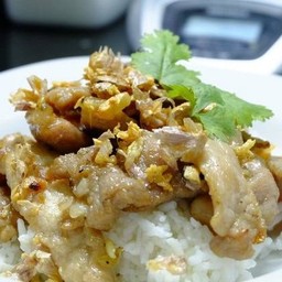 ข้าวหมูกระเทียมพริกไทย