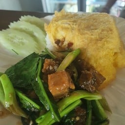 ผัดคะน้าหมูกรอบราดข้าว