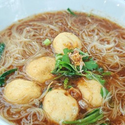 ก๋วยเตี๋ยวหมูลูกชิ้นล้วน