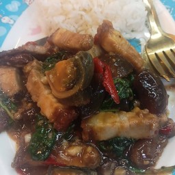 กระเพราหมูกรอบ ไข่เยี่ยวม้า!