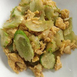 แตงกวาผัดไข่