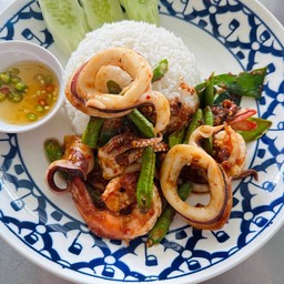 ข้าวพริกแกงกุ้ง +ปลาหมึก