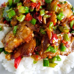 ข้าวราด กระเพาหมูกรอบ