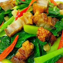 คะน้าหมูกรอบ (กับข้าว)