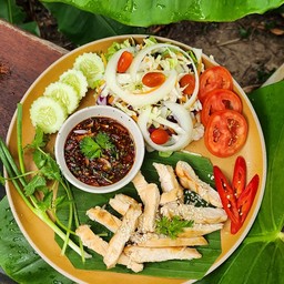 สลัดไก่ย่าง จิ้มแจ่ว