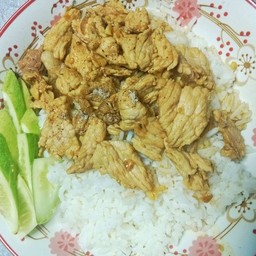 ข้าวหมูกระเทียมพริกไทย