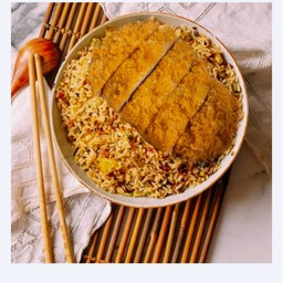 ข้าวผัดกระเทียมหมูทงคัตสึ