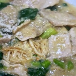 ราดหน้าเส้นหมี่หมูสามชั้นสไลด์