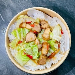 กะหล่ำปลีผัดน้ำปลาหมูกรอบ ราดข้าว