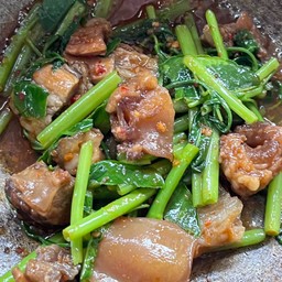 ผัดพริกแกงผักบุ้งจีน ราดข้าว