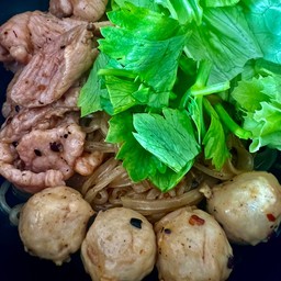 เส้นหมี่ขาวก๋วยเตี๋ยวคลุกลูกชิ้นเอ็นเนื้อ,เนื้อสด