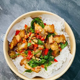 กะเพราหมูกรอบ ราดข้าว