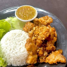 ข้าวสามชั้นทอดกระเทียม