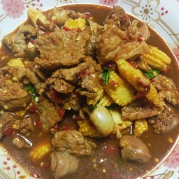 ผัดกะเพราเนื้อ+เครื่องในไก่ เป็นกับข้าว