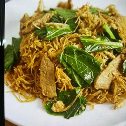 ผัดซีอิ้วเส้นหมี่หมูชิ้น