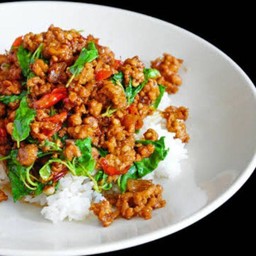 กะเพราหมูสับราดข้าว