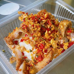 คอหมูคั่วพริกเกลือ ราดข้าว