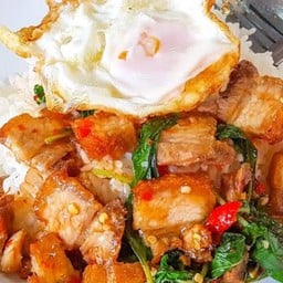 ข้าวกระเพราหมูกรอบ+ไข่ดาว