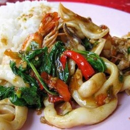 กระเพราปลาหมึกราดข้าว