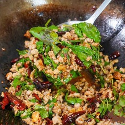 ผัดกระเพราหมูสับพริกแห้ง (กับข้าว)