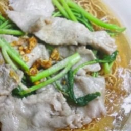 ราดหน้าเส้นหมี่ไก่