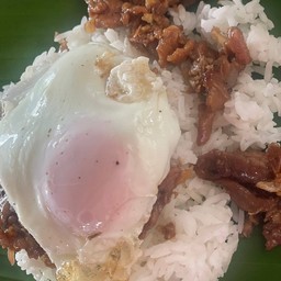 ข้าวกระเทียมพริกไทยหมู ไข่ดาว