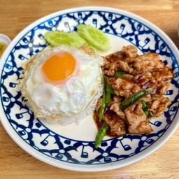 ข้าวพริกแกงหมูชิ้น