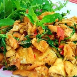 กะเพราไข่เจียว ราดข้าว (ไม่ใส่หมู)