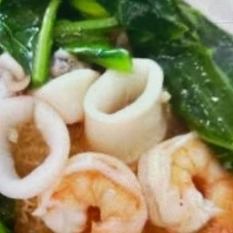 ราดหน้าเส้นหมี่ทะเล